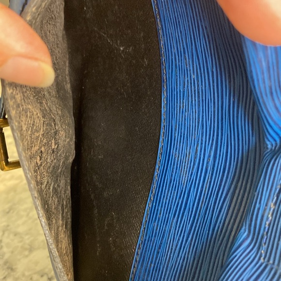 Louis Vuitton Epi Jeune Fille Leather Crossbody Shoulder Bag - Picture 14 of 15